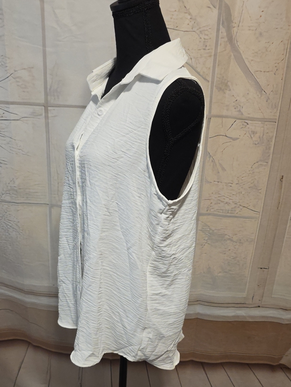 Kohl's White Sleeveless Button-Down Collared Top - Picture 2 of 5